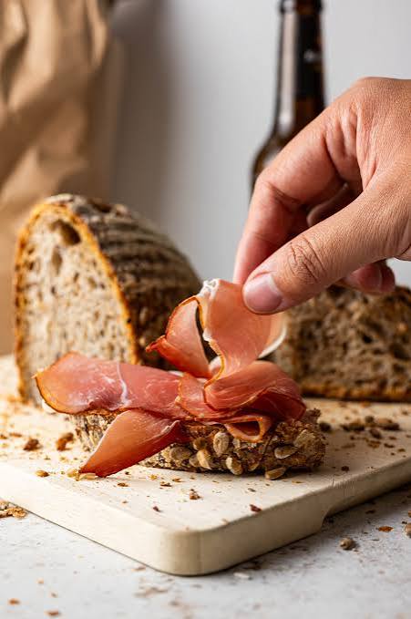 Frisch gebackenes Brot mit regionalem Schinken