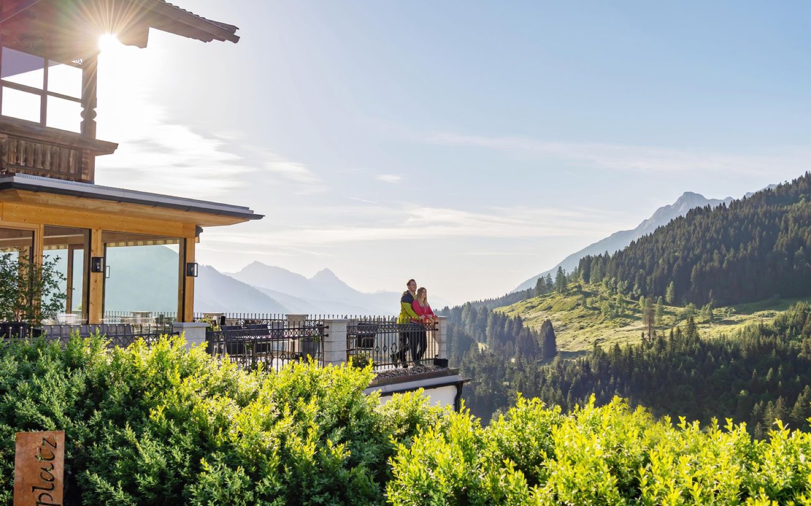 Terrasse des Alpenhotel Wanderniki mit Blick ins Lesachtal